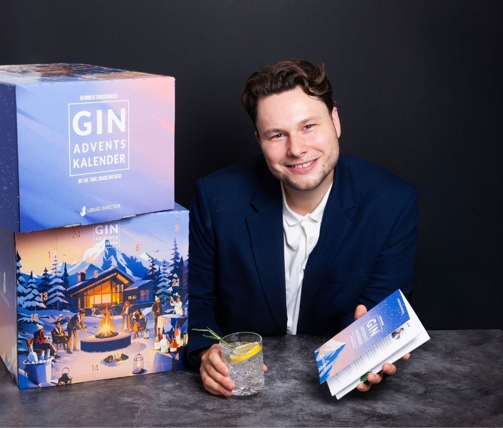 Pascal Dulay-Winkler, Gründer von Liquid Director, mit dem Gin-Adventskalender 2026